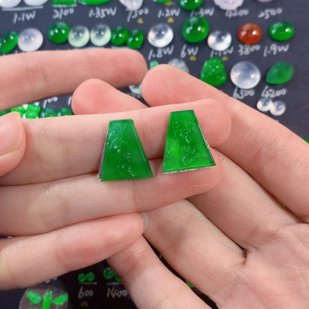 翡翠未镶嵌颈饰龙凤牌