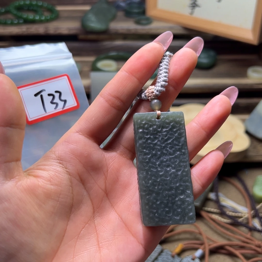 忧***郁和田玉未镶嵌颈饰