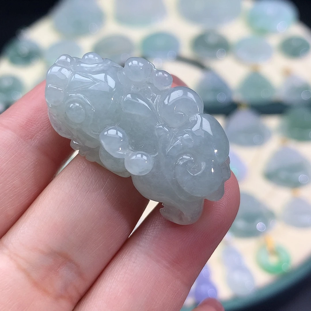 翡翠未镶嵌颈饰貔貅