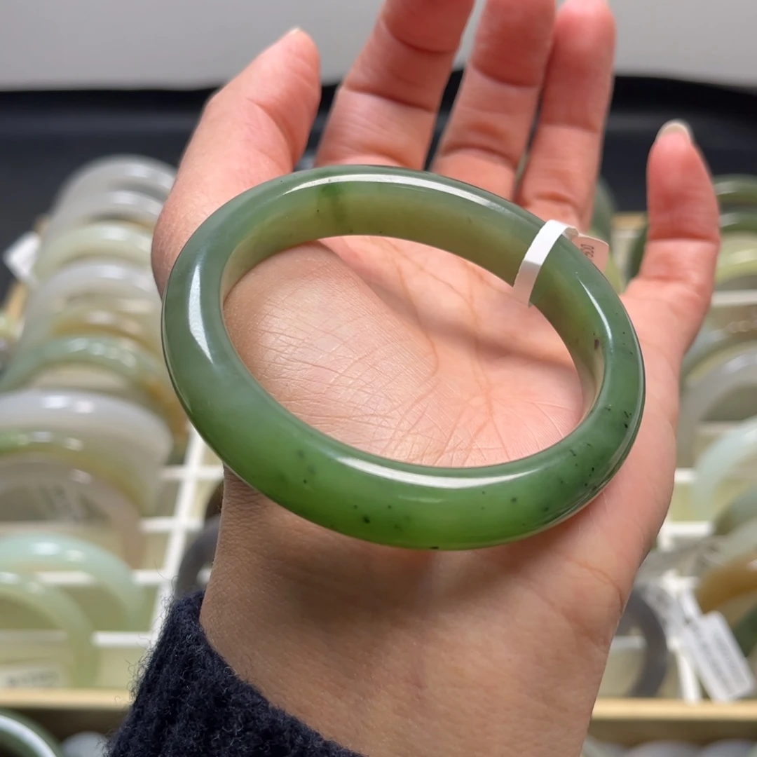 姜***颖和田玉（碧玉）未镶嵌手镯54.6圈