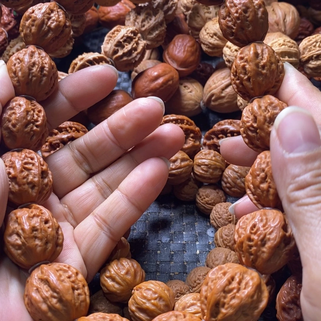 逯***人文玩核桃吊坠手持