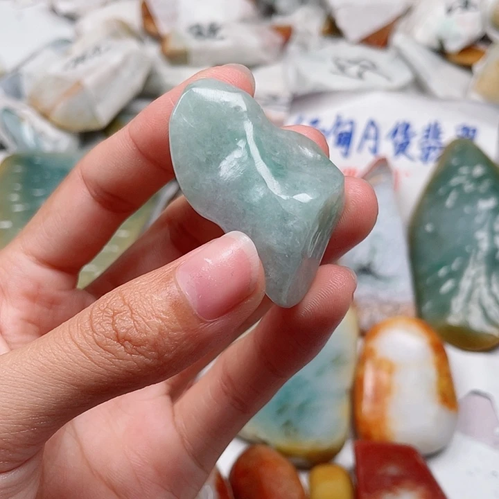 燕****颈饰未镶嵌翡翠翡翠