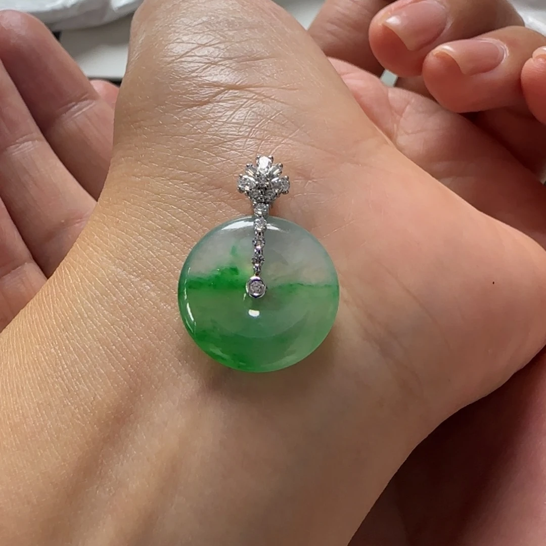 翡翠18K金镶嵌颈饰平安扣