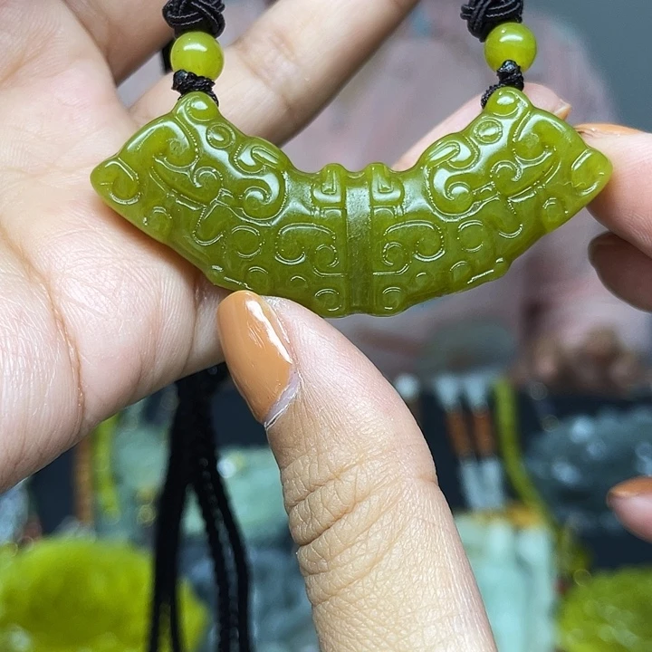 蛇纹石玉未镶嵌颈饰