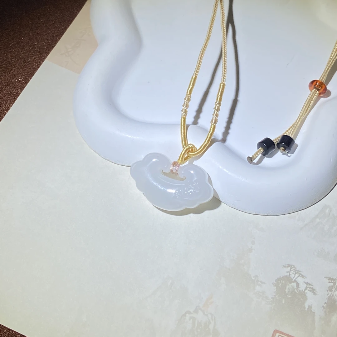 【渠小姐精选】DZ7102 和田玉白玉如意锁吊坠约卡34*21.8*10.6mm