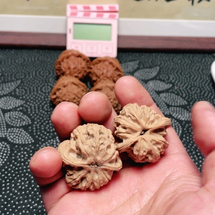 文玩核桃吊坠金**财梨木台