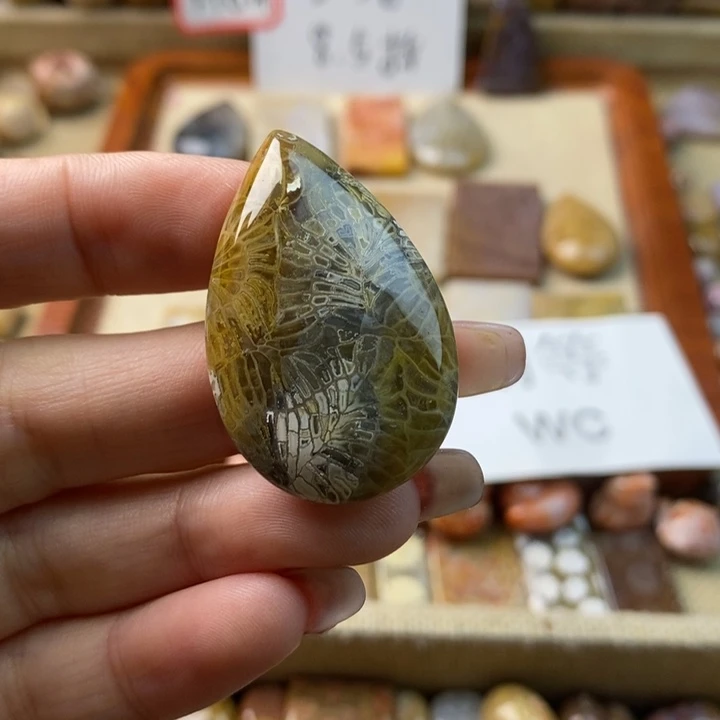 颈饰合金石英岩玉