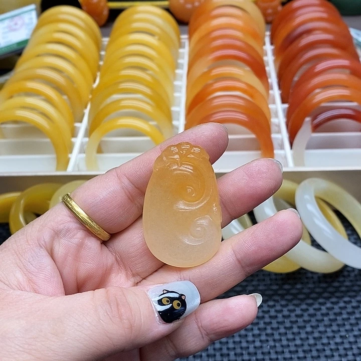 石英质玉（黄龙玉）未镶嵌颈饰