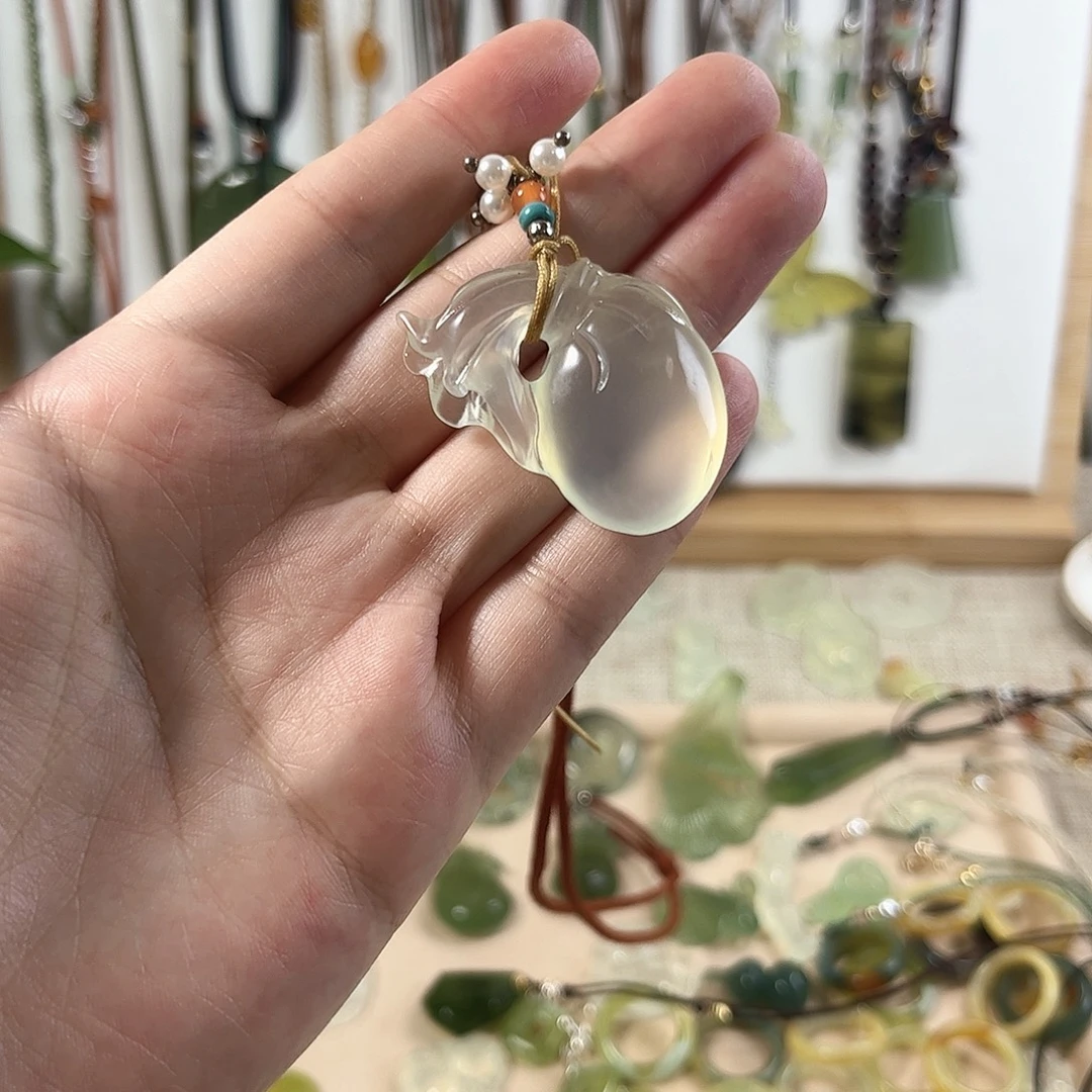 如***旅未镶嵌蛇纹石玉颈饰