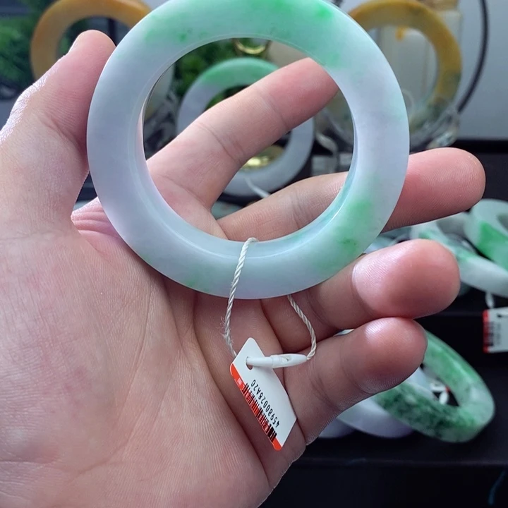 未镶嵌天然翡翠手镯定制翡翠