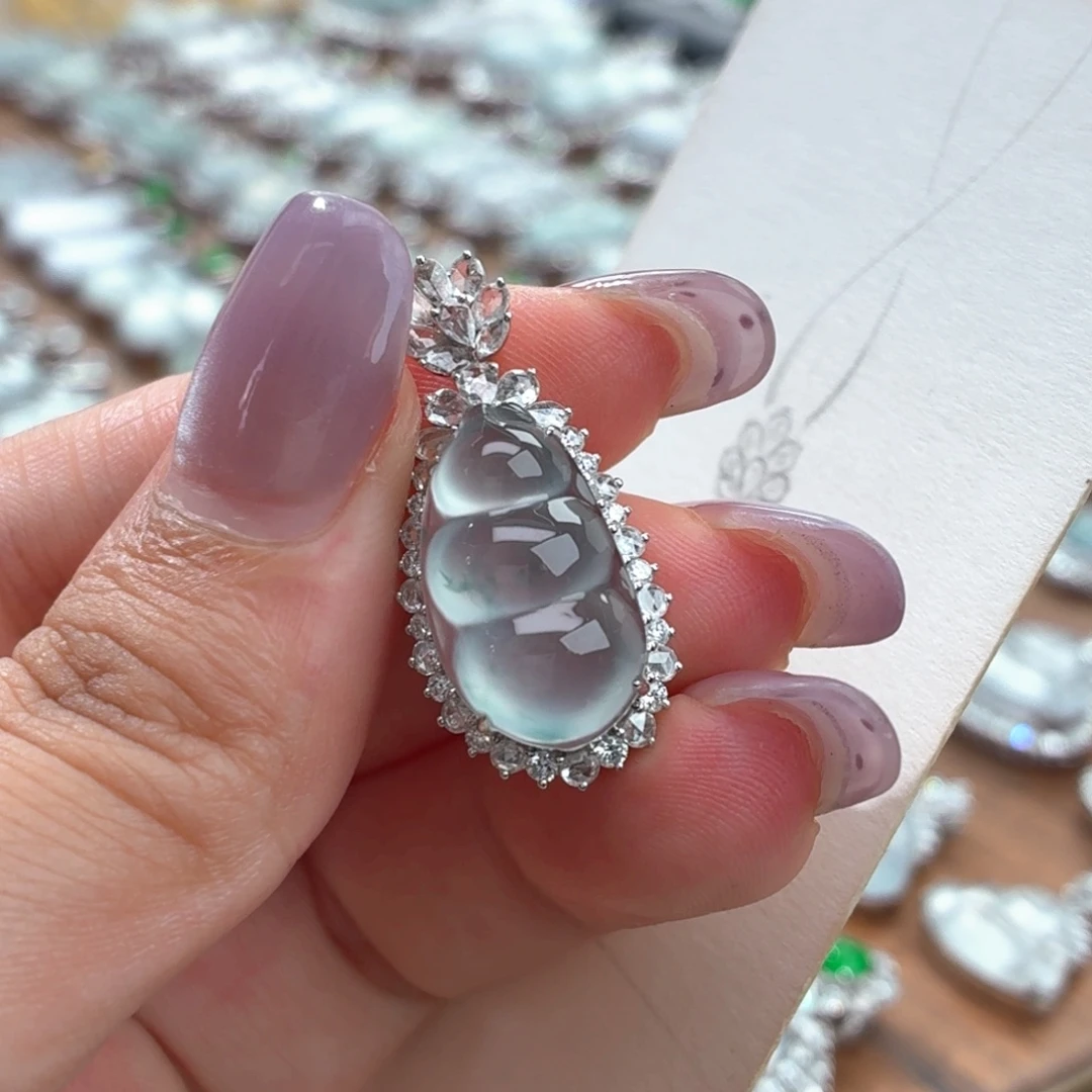 翡翠18K金镶嵌颈饰豆子