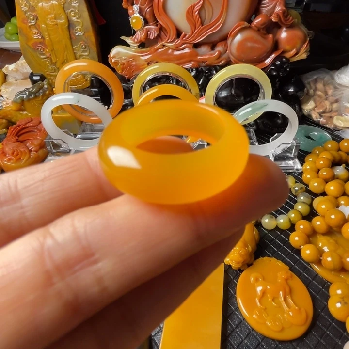 未镶嵌石英质玉（黄龙玉）颈饰