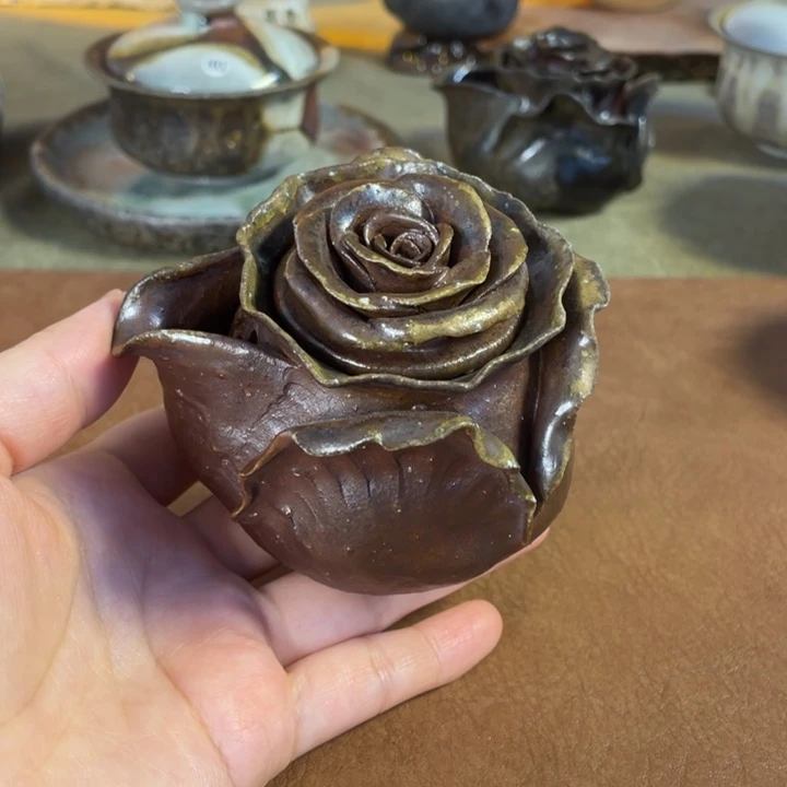 玫瑰宝瓶。 景德镇柴烧。