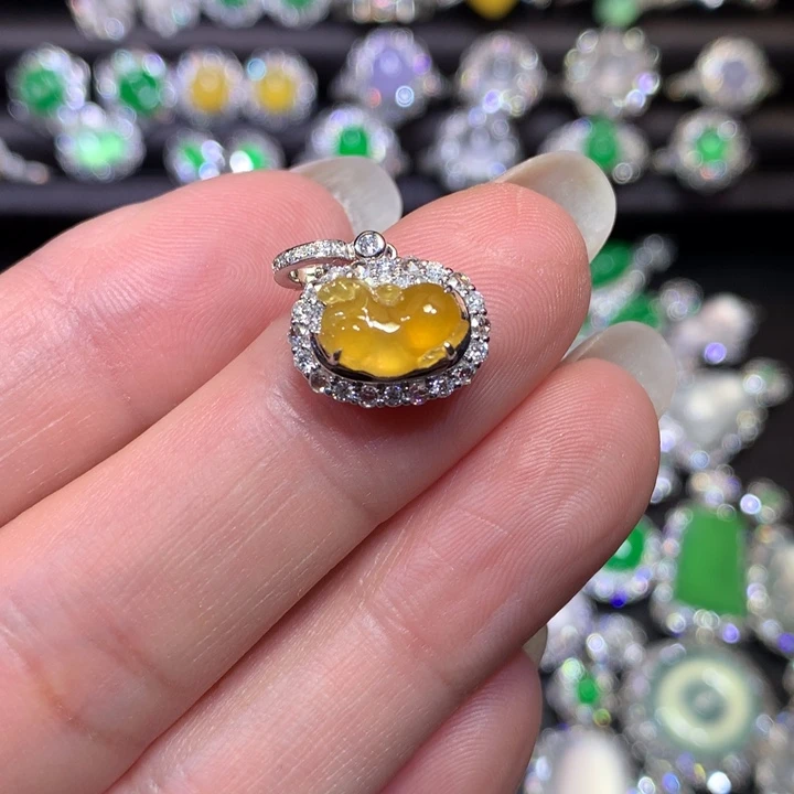 翡翠18K金镶嵌颈饰冰黄唐马提溜