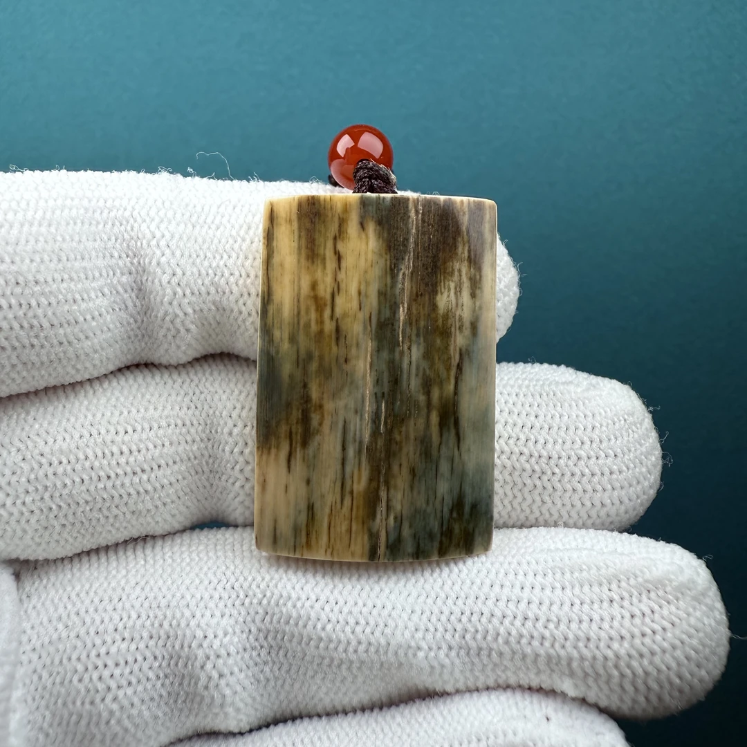 E15-84天然猛犸小无事牌 21*31.7*7.2mm一物一图假一罚十