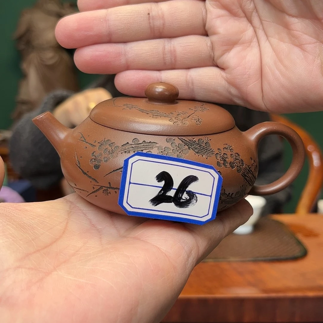 紫砂茶壶梅花刻绘