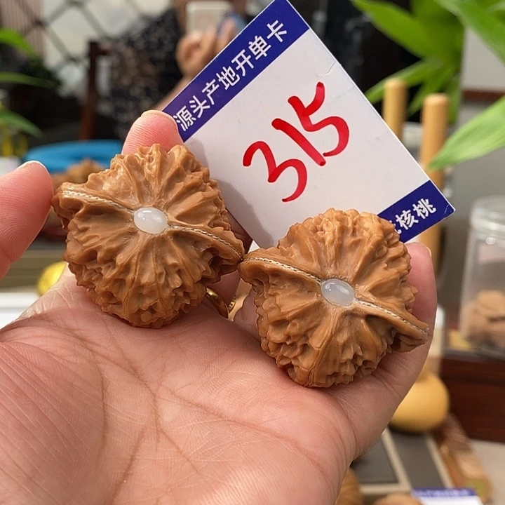 文玩核桃把件42.5银镶玉桃心宫灯315号