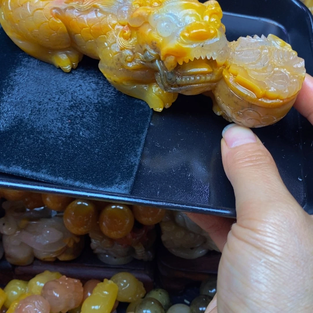 未镶嵌石英质玉（黄龙玉）颈饰