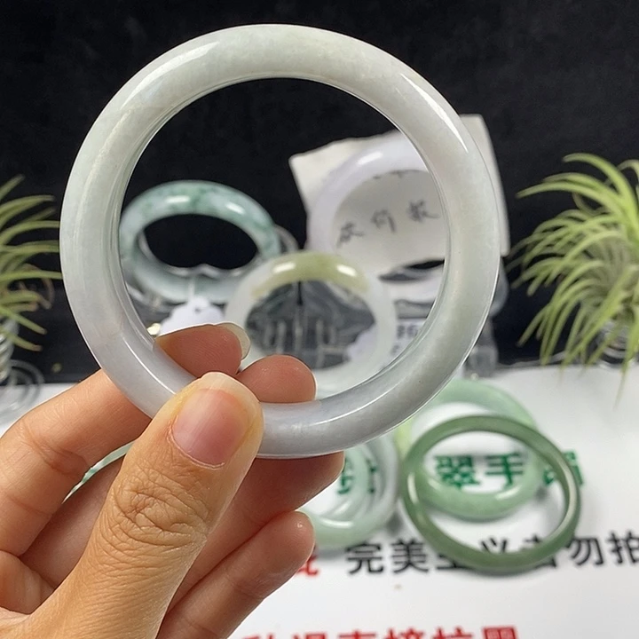 翡翠未镶嵌手镯44号。 57.4圈