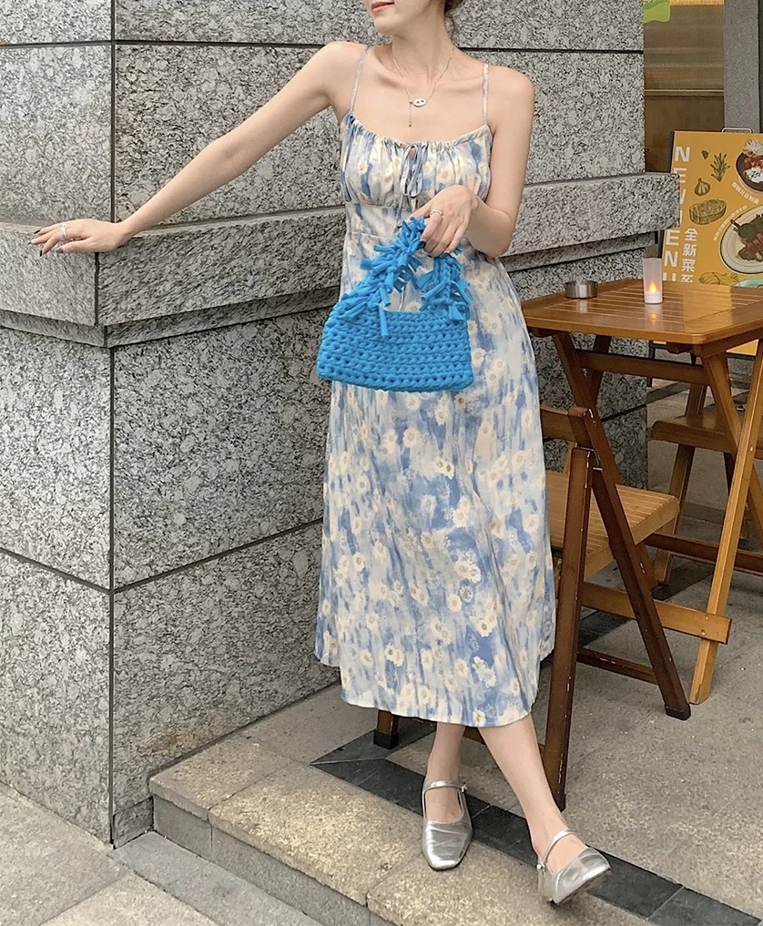 485 油画风复古浅蓝色吊带显瘦连衣裙（J16）