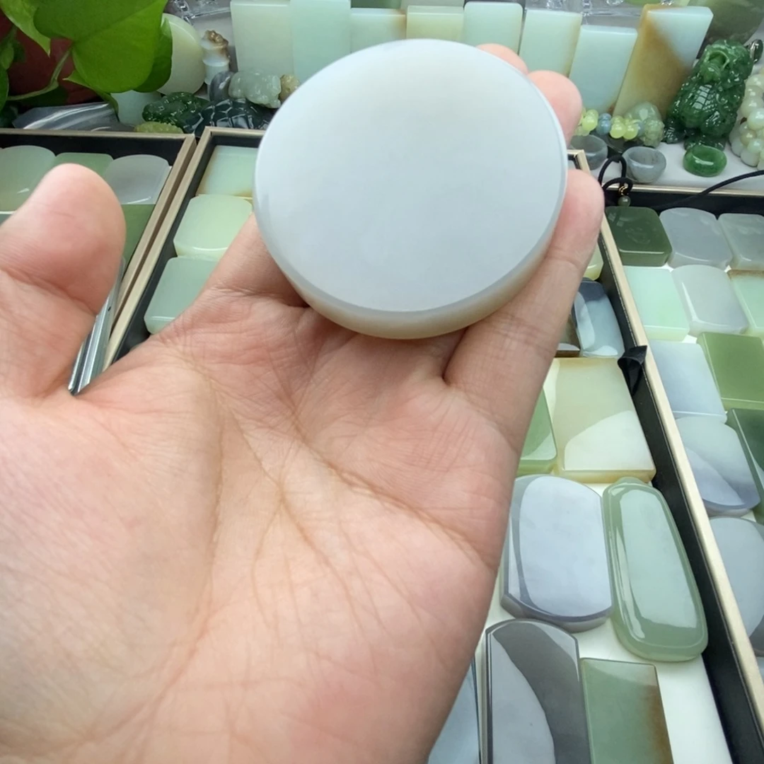 璐***忙和田玉未镶嵌颈饰