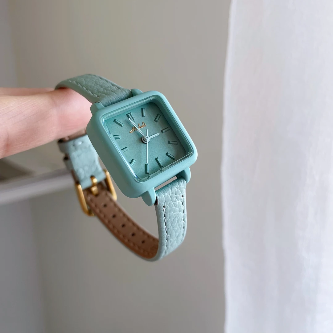 2025新款多巴胺手表女撞色设计感方盘小众轻奢彩色真皮石英学生表