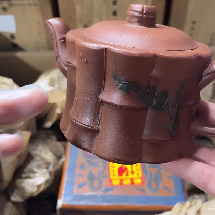 紫砂茶壶矿泥料手工制作的一把紫砂壶。