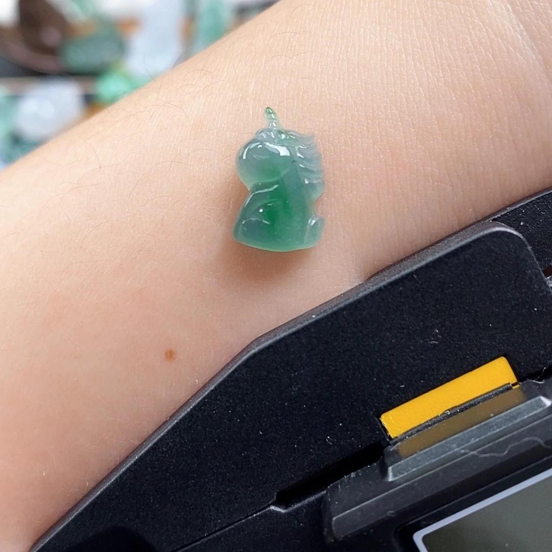 翡翠未镶嵌颈饰独角兽