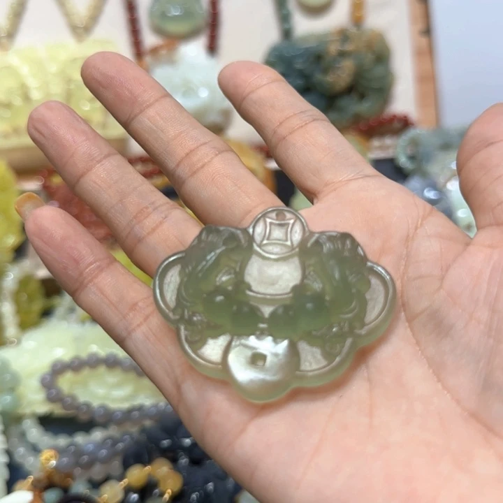 未镶嵌蛇纹石玉吊坠穿****期