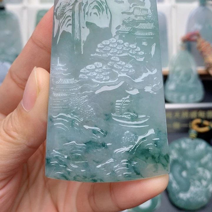 洋***.翡翠未镶嵌颈饰山水