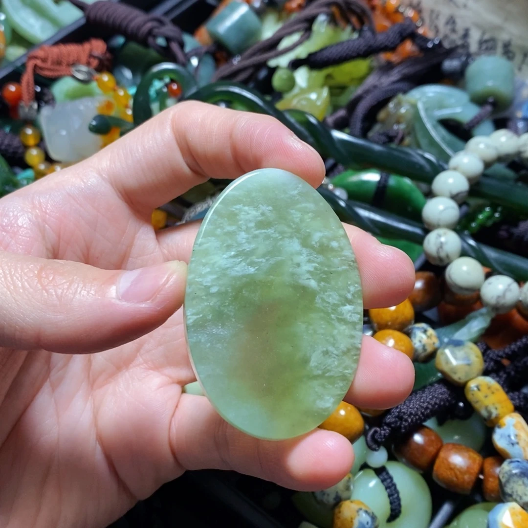 蛇纹石玉未镶嵌颈饰