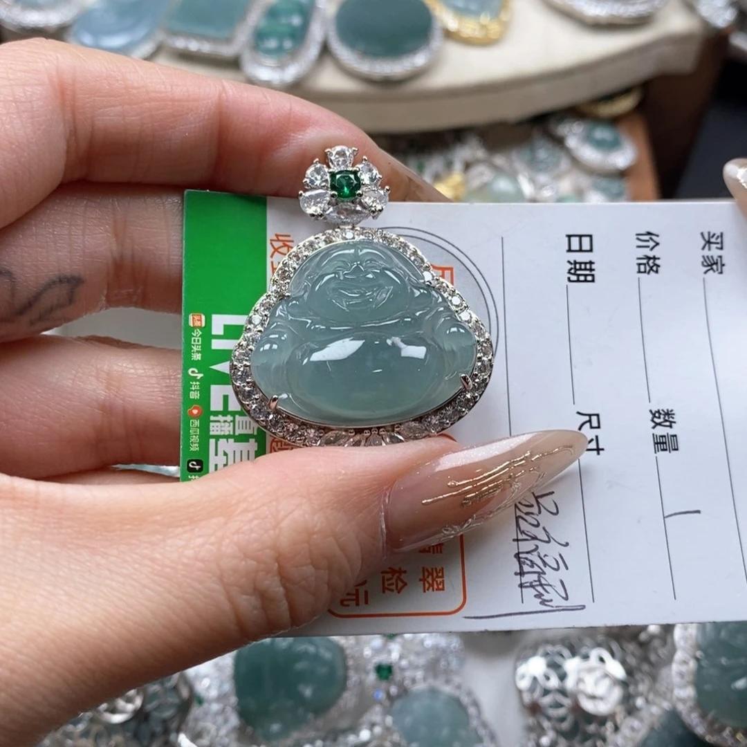 翡翠颈饰未镶嵌?**?翡翠