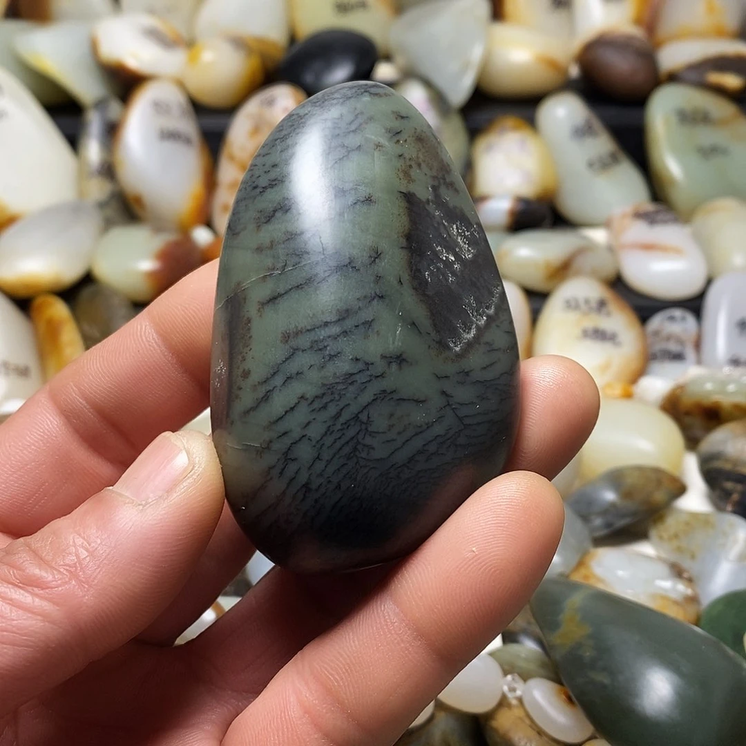 和田玉颈饰未镶嵌虎皮沁手把件