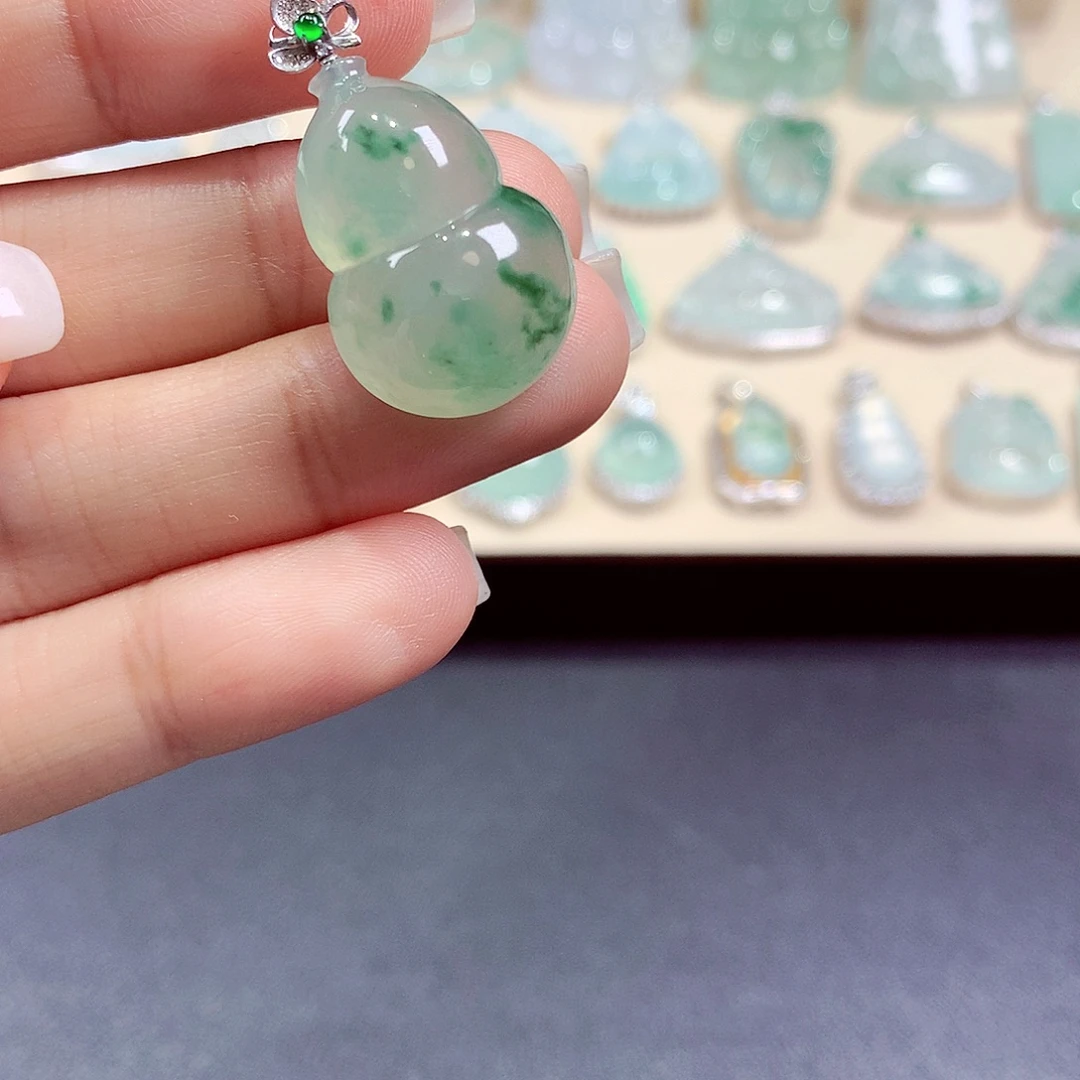 翡翠18K金镶嵌颈饰翡翠