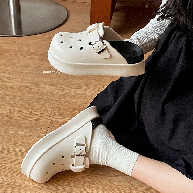 网红爆款踩屎感厚底包头拖鞋女夏外穿2025新款防滑软底勃肯洞洞鞋