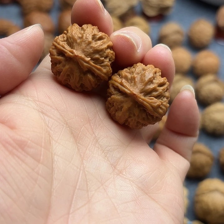 文玩核桃把件我****弹珊瑚纹八棱手捻1684