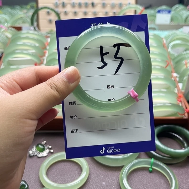 宇***。岫玉未镶嵌手镯手镯