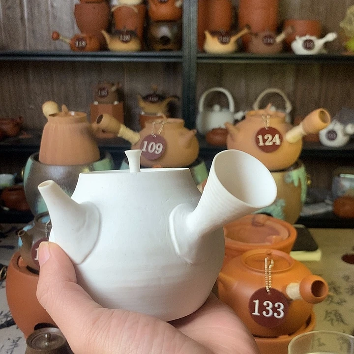 梅姐，白泥煮水壶。