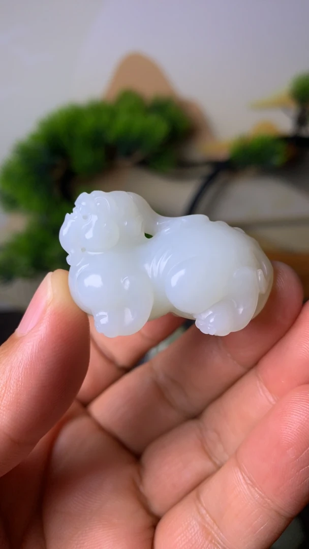 天然和田玉俄白貔貅吊坠