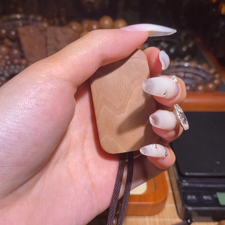 屠***岸檀香木0.8108顺纹加无事牌