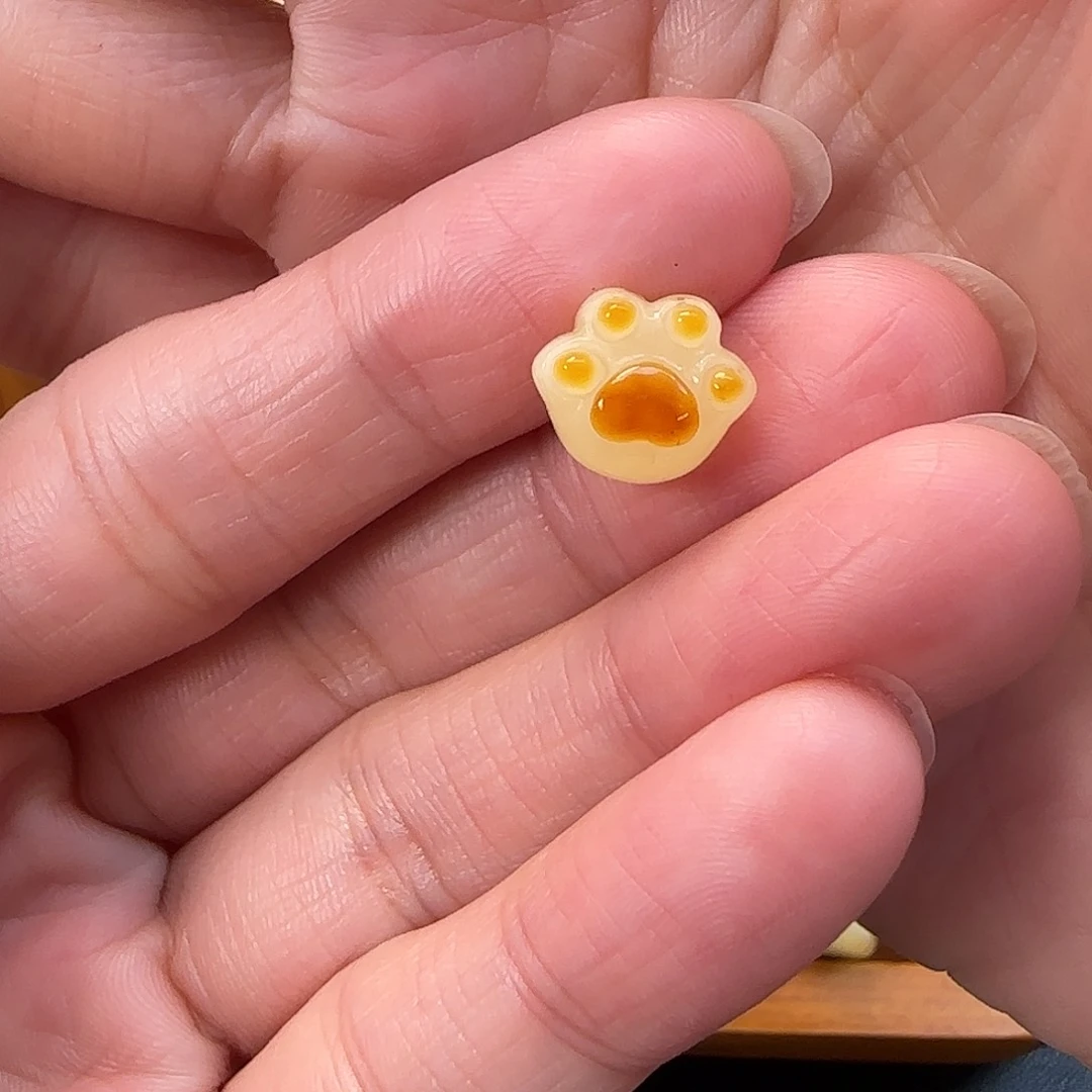 琥珀未镶嵌珠宝奇石脱****?