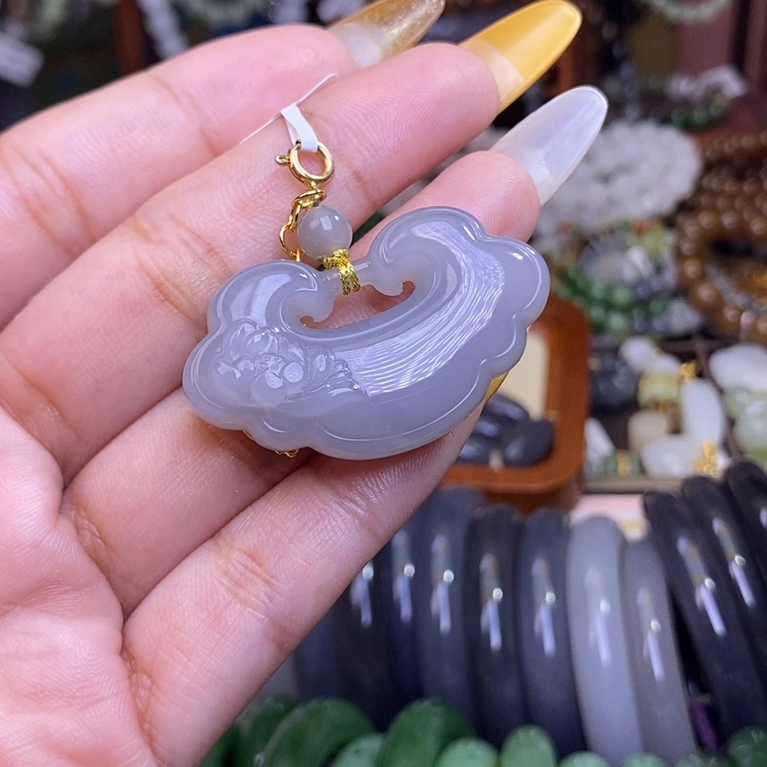 和田玉未镶嵌颈饰烟紫老料冰底如意锁