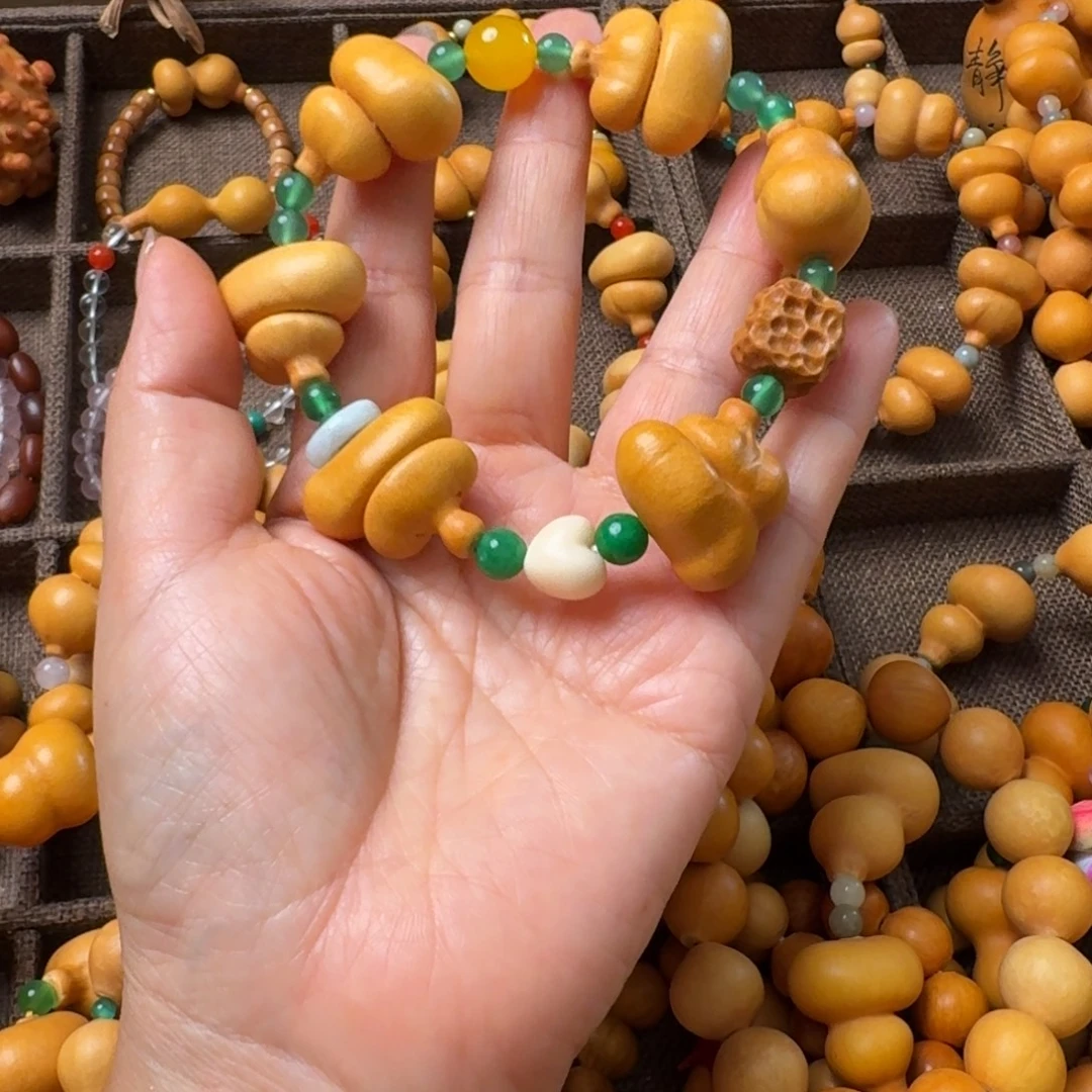****呜葫芦手持钱袋葫芦