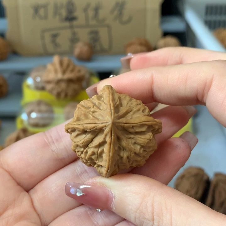 云***抖文玩核桃吊坠异形单只，有瑕疵