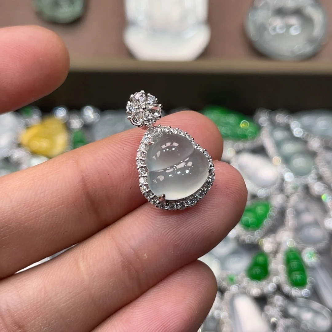 颈饰18K金镶嵌翡翠葫芦