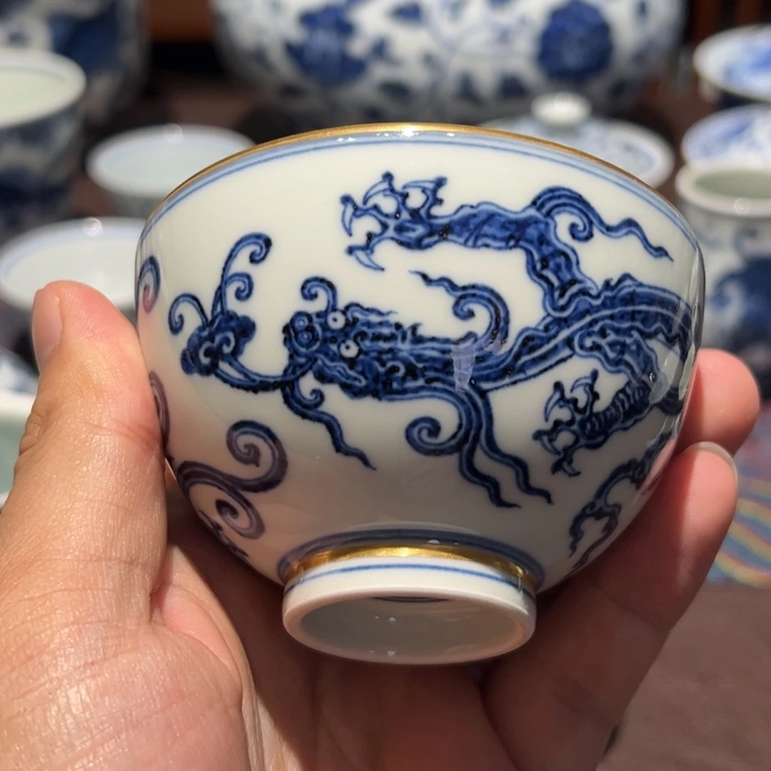 精品青花描金螭龙纹主人杯口径约8.3厘米