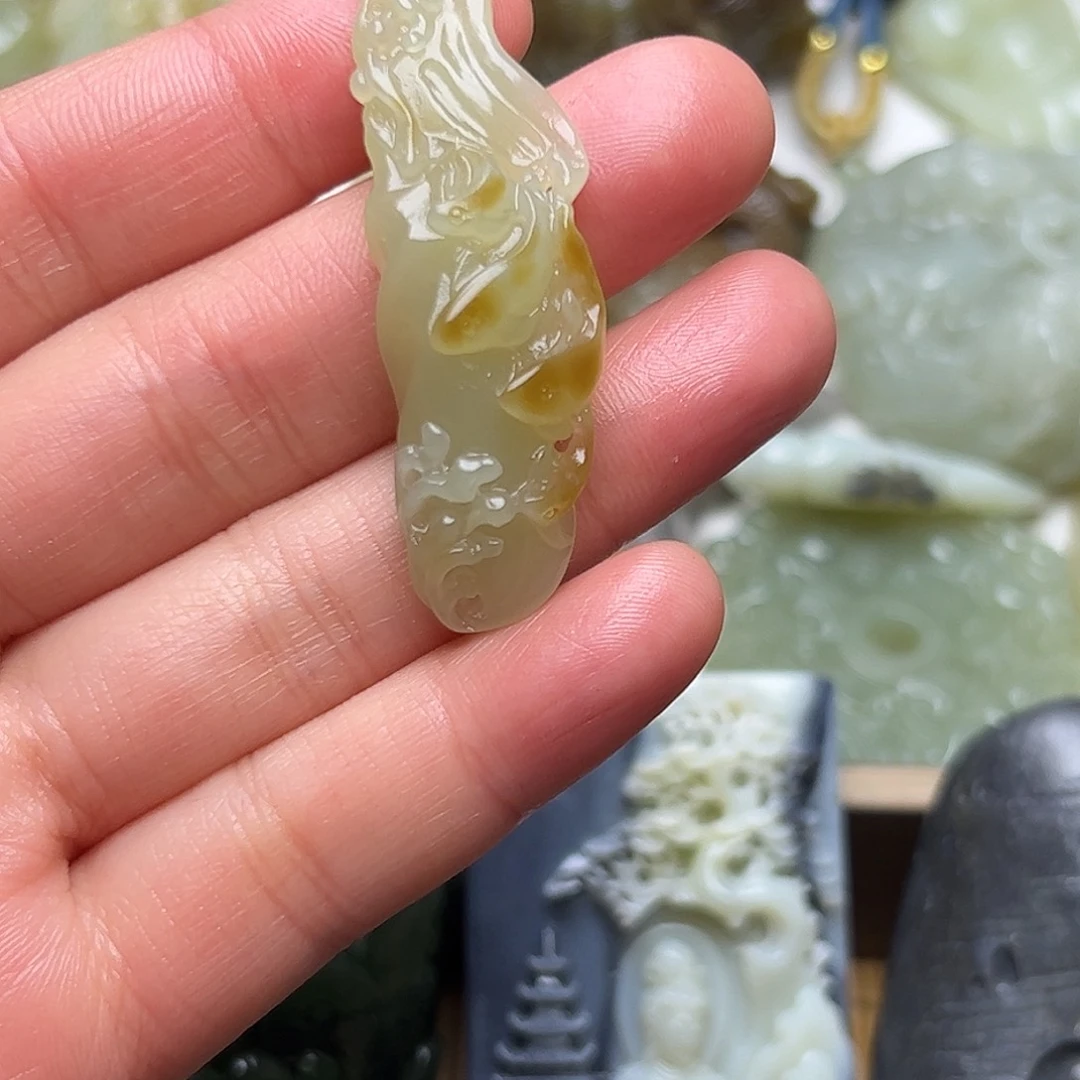 史***钩和田玉未镶嵌颈饰