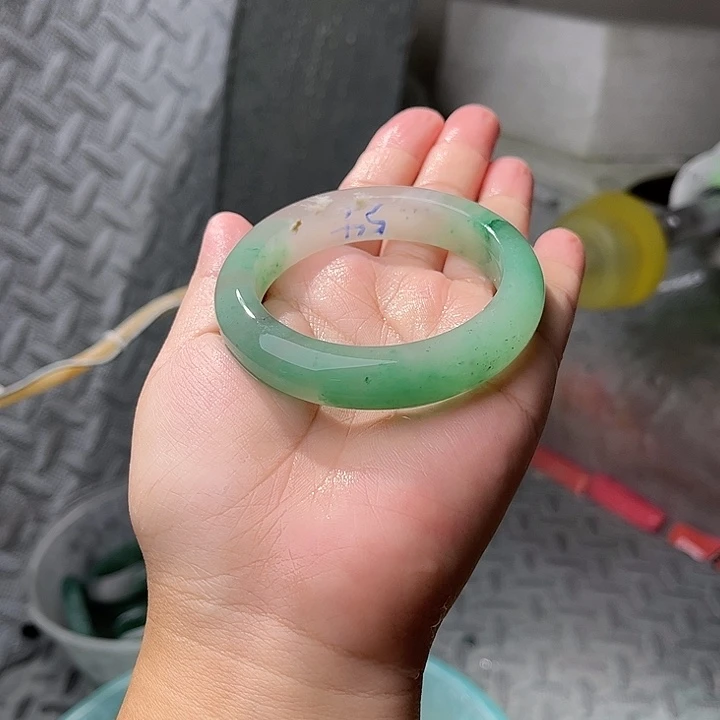 用***“石英质玉手镯未镶嵌定制