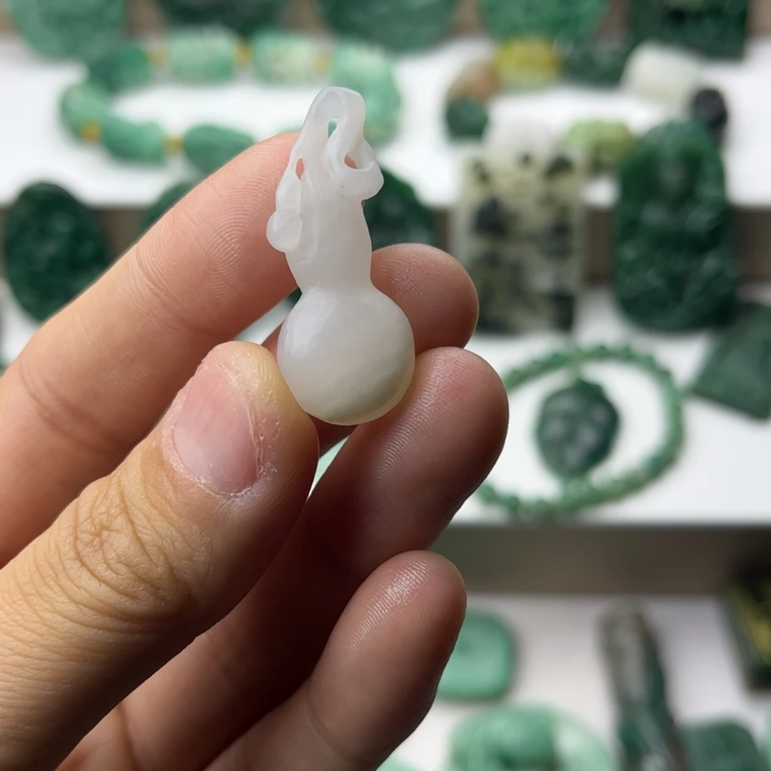 独山玉未镶嵌挂件