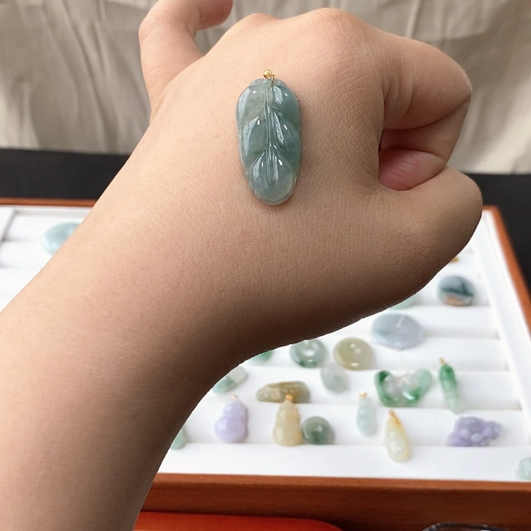 翡翠18K金镶嵌颈饰飘花叶子